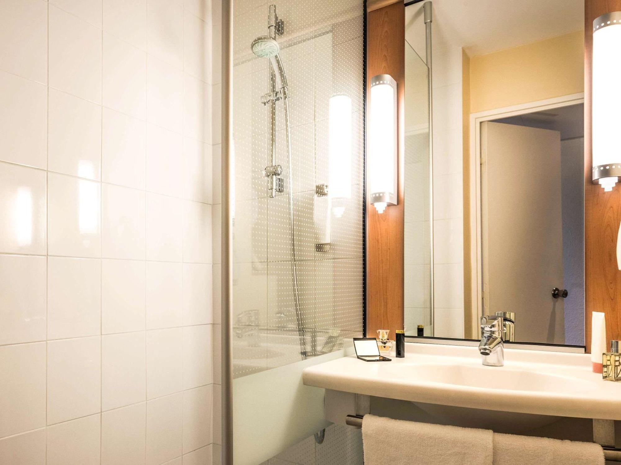 Hotel Ibis Montmartre 18ème Parigi
